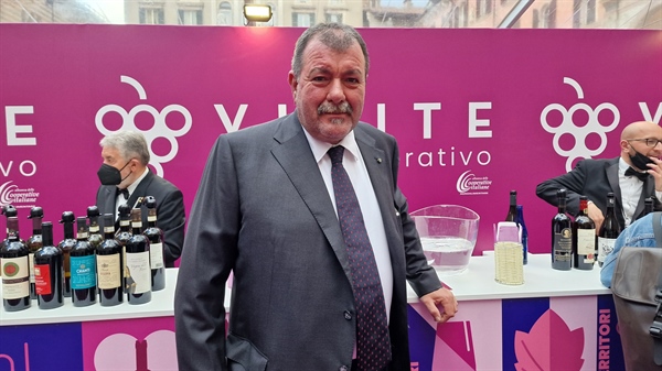 VINITALY AND CITY, A PIAZZA DEI SIGNORI VA DI SCENA VIVITE, LA PRIMA ENOTECA DI ETICHETTE COOPERATIVE