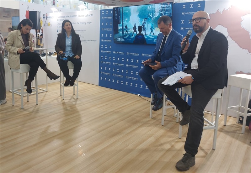 VINITALY, L’INNOVAZIONE IN VIGNA, DAL ROBOT FRASKY TRA I FILARI ALL’IMPIANTO AGRIVOLTAICO DI CAVIRO CHE PROTEGGE LE VITI