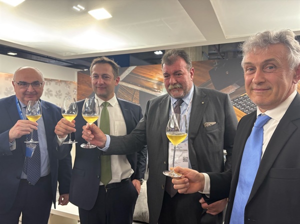 VINITALY, 4 CANTINE COOPERATIVE CENTENARIE PREMIATE DAL COMMISSARIO ALL’AGRICOLTURA UE HANSEN 